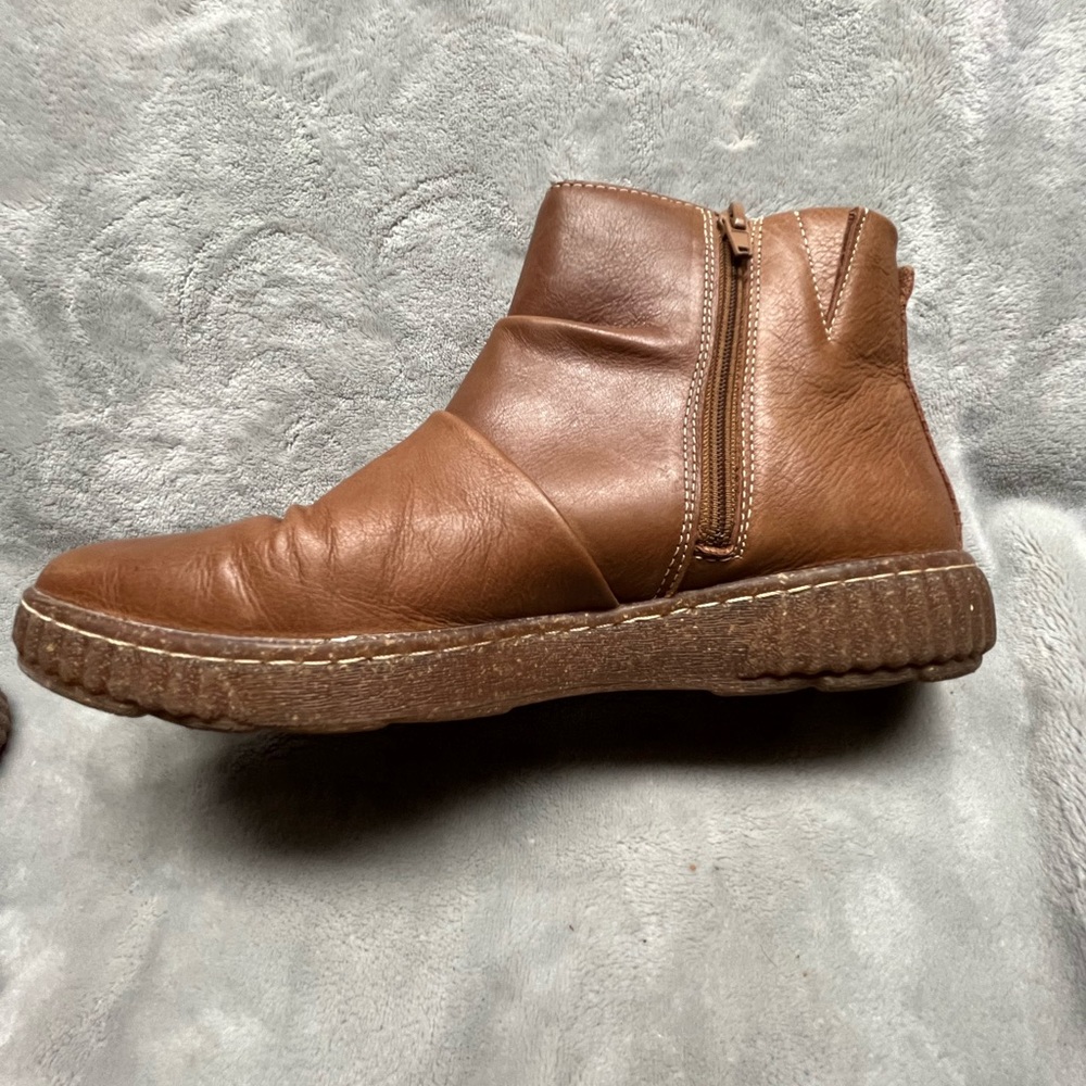 Clark Collections leather ruched ankle boot 9.5